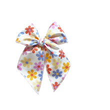 Load image into Gallery viewer, Spring Daisies Elle Bow