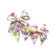 Load image into Gallery viewer, Spring Daisies Elle Bow