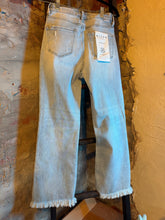 Load image into Gallery viewer, High Rise Crop Frayed Jeans - Light
