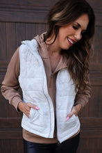 Load image into Gallery viewer, Delilah Puffer Vest -White Camo
