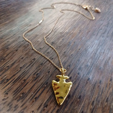 Load image into Gallery viewer, Dainty Hammered Arrowhead Necklace
